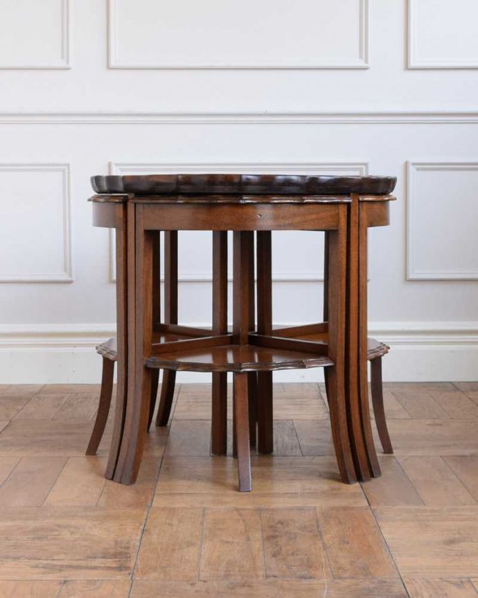アンティークのテーブル　アンティーク家具　英国アンティーク家具、５点セットになった美しいネストテーブル。見る角度によって見え方が違います。(q-1751-f)