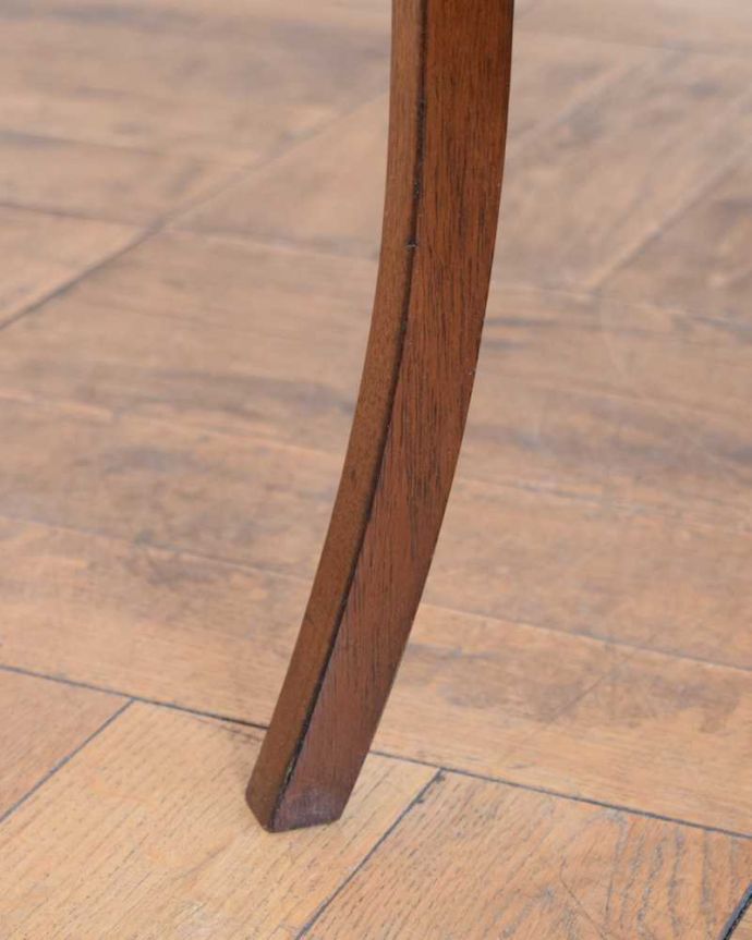 アンティークのテーブル　アンティーク家具　英国アンティーク家具、５点セットになった美しいネストテーブル。持ち上げなくても移動できます！Handleのアンティークは、脚の裏にフェルトキーパーをお付けしていますので、床を滑らせてれば移動が簡単です。(q-1751-f)