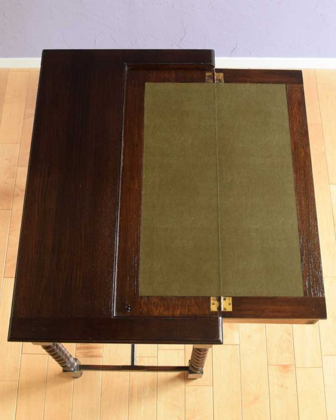 アンティークのデスク・書斎机　アンティーク家具　ツイスト脚が美しいアンティーク家具、コンパクトなライティングデスク。デスクが広くなりますこのテーブルは、２WAYタイプ。(q-1752-f)