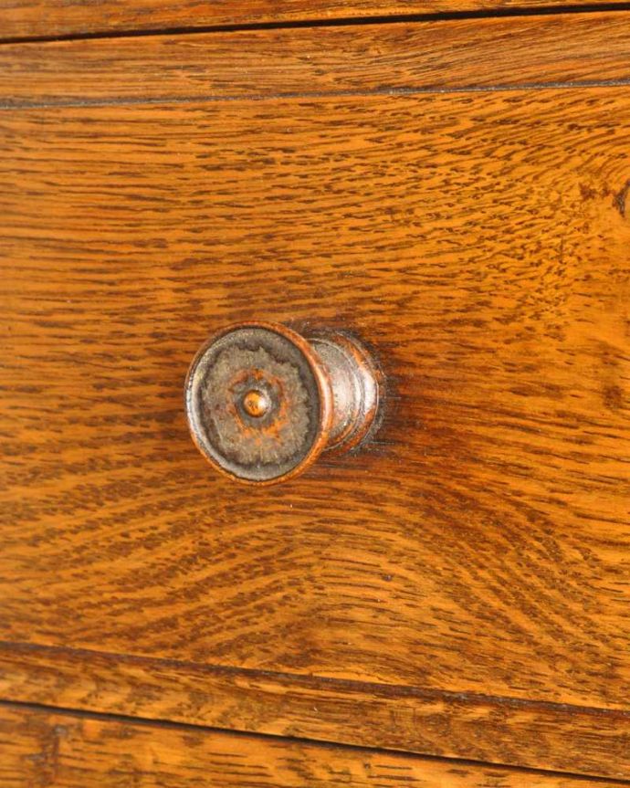 アンティークのチェスト　アンティーク家具　小さな扉が付いた英国家具らしいオシャレなアンティークカップボードチェスト。アクセサリーの様な取っ手。(q-1753-f)