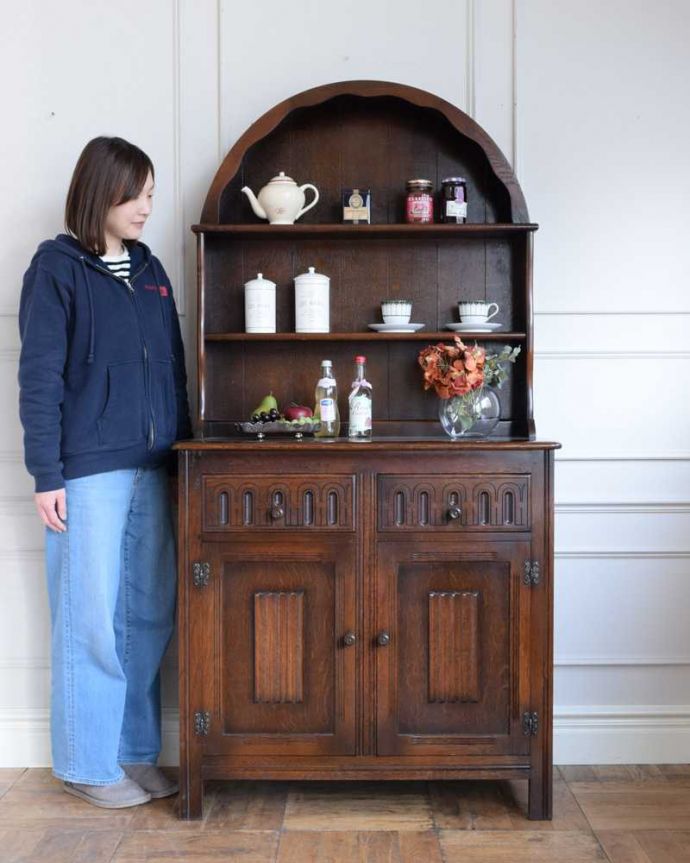 アンティークのキャビネット　アンティーク家具　イギリスで見つけたアンティーク家具、アーチ型がお洒落なウェルシュドレッサー（カップボード） 。アンティークらしい「見せる」収納家具ウェルシュドレッサーとは、もともとキッチンで使われていたお料理を飾り付け（ドレッシング）するための家具。(q-1755-f)