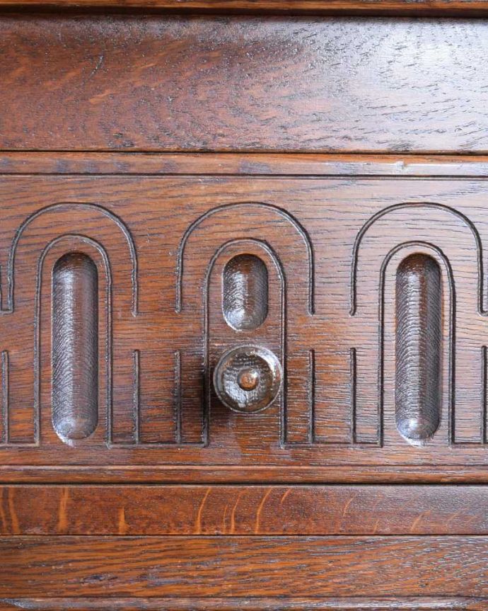 アンティークのキャビネット　アンティーク家具　イギリスで見つけたアンティーク家具、アーチ型がお洒落なウェルシュドレッサー（カップボード） 。惚れ惚れしちゃう美しさこんなに堅い無垢材に一体どうやって彫ったんだろう？と不思議になるくらい細かい彫にうっとりです。(q-1755-f)
