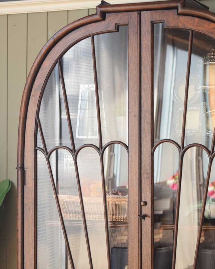 アンティークのキャビネット　アンティーク家具　英国で見つけたアンティーク家具、美しい装飾が入ったブックケース。扉に描かれた模様の美しさガラスの扉に描かれた美しい木の模様。(q-1758-f)