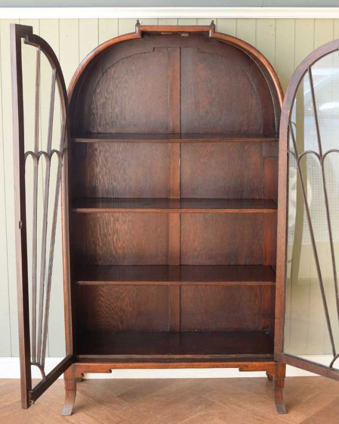 アンティークのキャビネット　アンティーク家具　英国で見つけたアンティーク家具、美しい装飾が入ったブックケース。扉の中は、しっかりと収納できる棚板重いものもたっぷり収納できる木製の棚板タイプ。(q-1758-f)