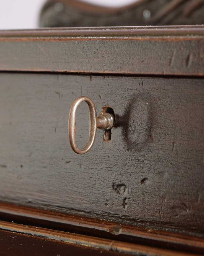 アンティークのデスク・書斎机　アンティーク家具　アンティークだからこそ出会えるアンティークダヴェンポートデスク。大切なものも収納出来ますおとぎ話に出てくるような可愛いアンティークの鍵が付いています。(q-1759-f)