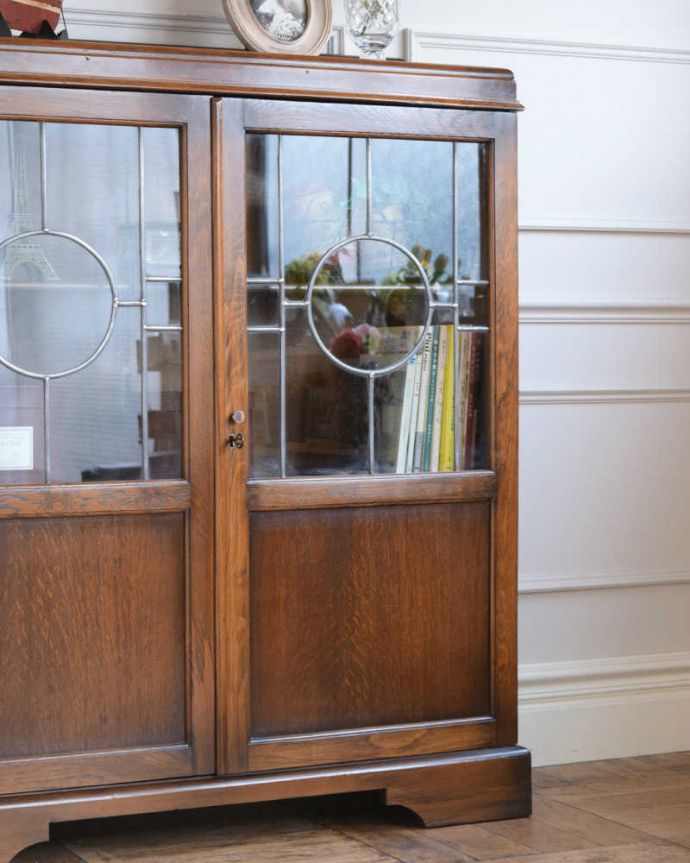 アンティークのキャビネット　アンティーク家具　英国スタイルのアンティーク家具、美しいステンドグラスの扉のブックケース。まずはステンドグラスを楽しみましょう現代のように機械が発達していない時代に作られたステンドグラス。(q-1760-f)