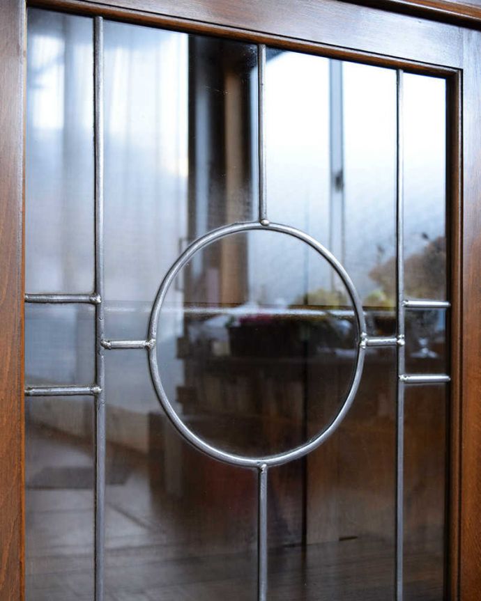 アンティークのキャビネット　アンティーク家具　英国スタイルのアンティーク家具、美しいステンドグラスの扉のブックケース。いろんな場所にこだわり彫のデザインもいろいろです。(q-1760-f)