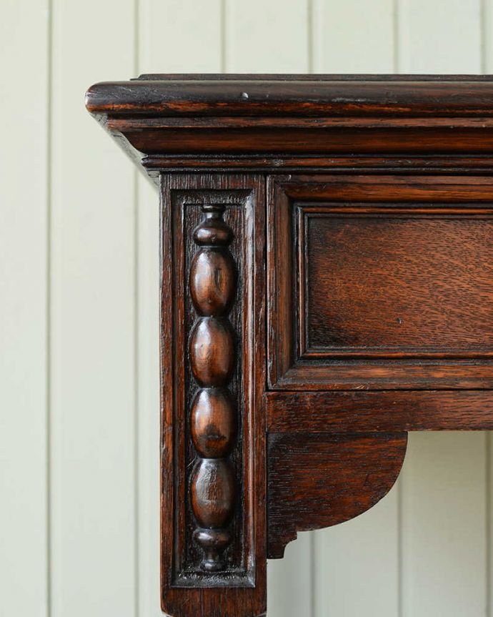 アンティークのデスク・書斎机　アンティーク家具　イギリスのシックなアンティーク家具、ボビンレッグが美しいライティングデスク。惚れ惚れするような美しさとっても堅い無垢材に一体どうやって彫っていったんでしょう？アンティークらしく細かい彫りを眺めているだけでうっとりしてしまいます。(q-1761-f)