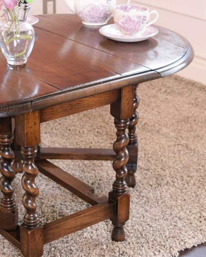 アンティークのテーブル　アンティーク家具　英国のアンティーク家具、珍しいコンパクトなサイズのゲートレッグテーブル（伸張式テーブル）。自慢はやっぱりゲート（門）のような脚まるでゲート（門）が開くような脚の形から名前が付けられたゲートレッグテーブル。(q-1763-f)