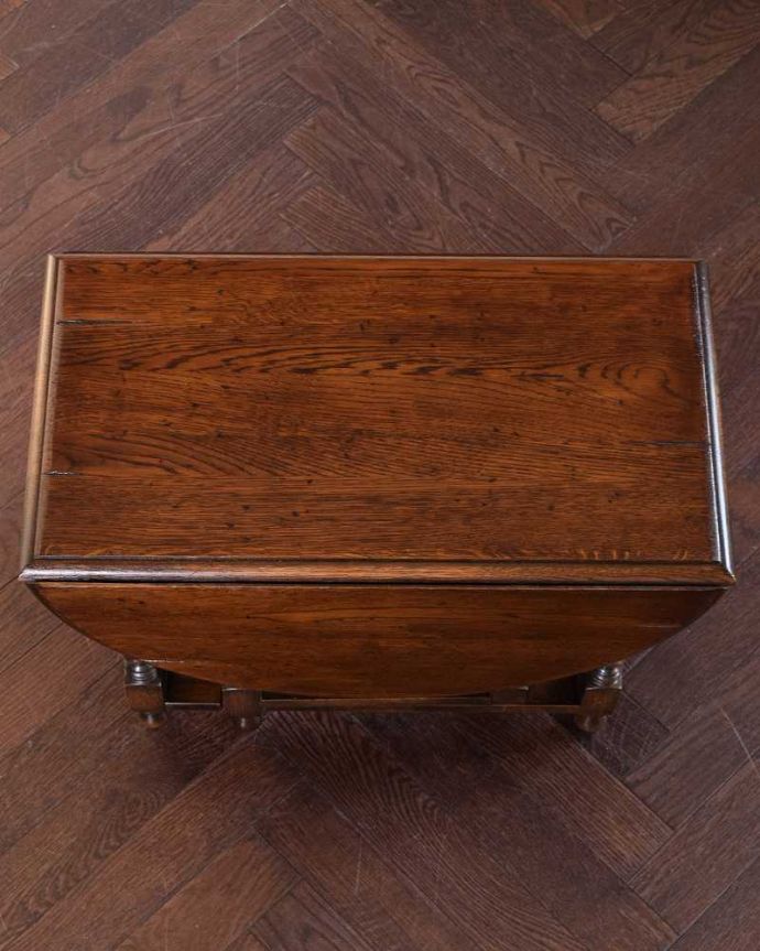 アンティークのテーブル　アンティーク家具　英国のアンティーク家具、珍しいコンパクトなサイズのゲートレッグテーブル（伸張式テーブル）。畳むとこんなにスリムなサイズリーフを閉じた状態のテーブルを上から見るとこんな感じ。(q-1763-f)