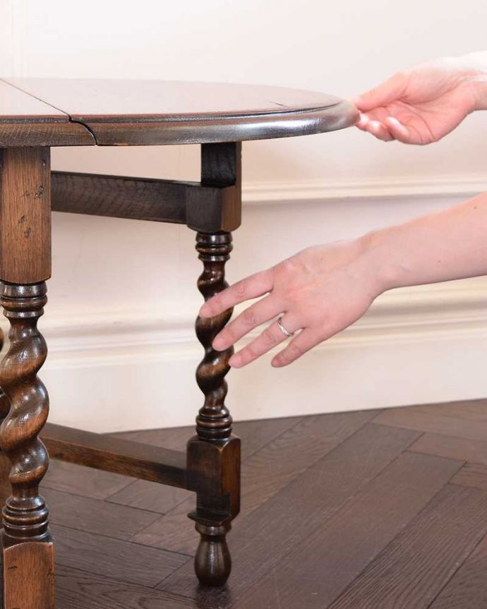 アンティークのテーブル　アンティーク家具　英国のアンティーク家具、珍しいコンパクトなサイズのゲートレッグテーブル（伸張式テーブル）。脚を引き出すだけであっという間ゲートのような形をした脚のテーブル。(q-1763-f)
