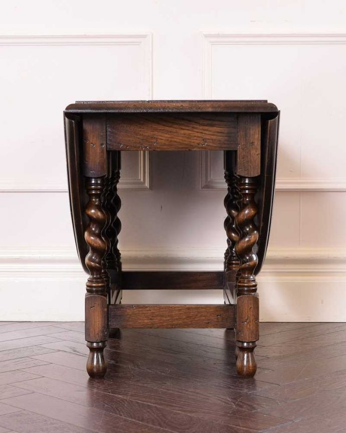 アンティークのテーブル　アンティーク家具　英国のアンティーク家具、珍しいコンパクトなサイズのゲートレッグテーブル（伸張式テーブル）。意外にコンパクト昔、使わないとき壁にピタッと付けて収納出来るように作られたテーブル。(q-1763-f)
