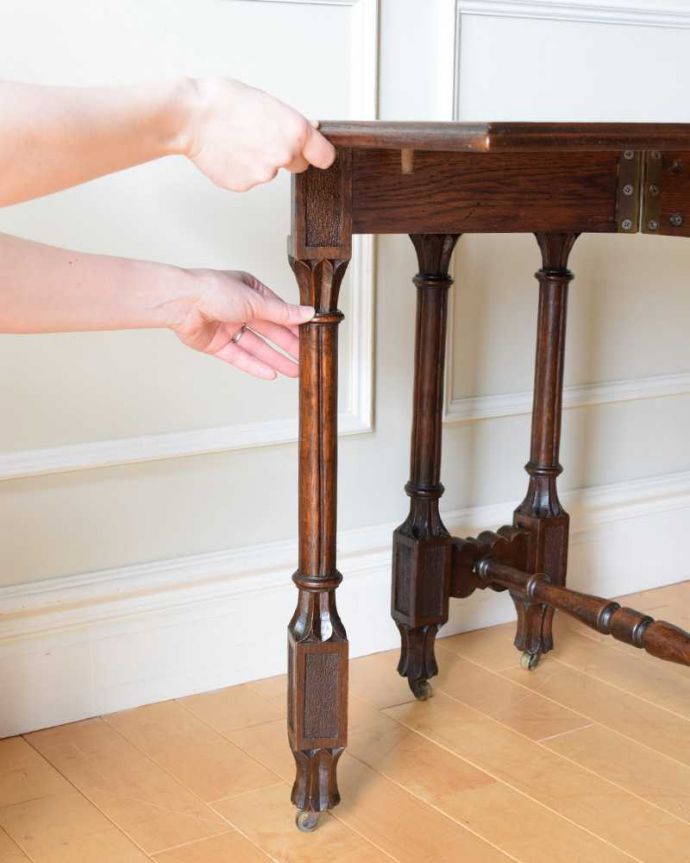 アンティーク家具 見事な彫刻が美しいイギリスで見つけた、アンティークゲートレッグテーブル。脚を引き出すだけであっという間ゲートのような形をした脚のテーブル。(q-1764-f)