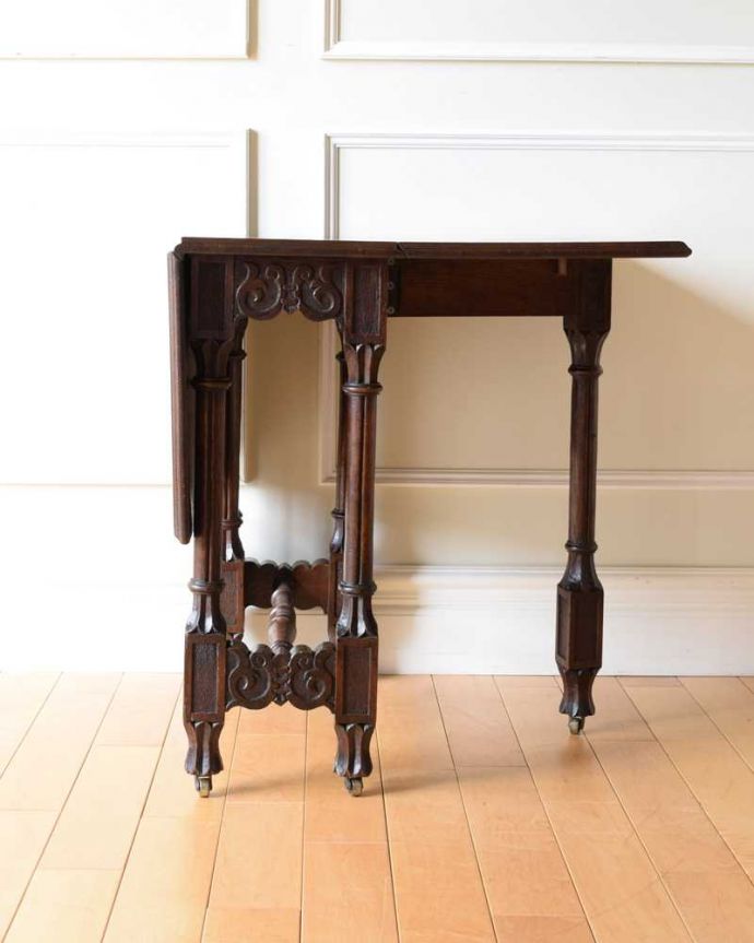 アンティーク家具 見事な彫刻が美しいイギリスで見つけた、アンティークゲートレッグテーブル。片方開くと････片方のリーフを開くとこんな感じ。(q-1764-f)