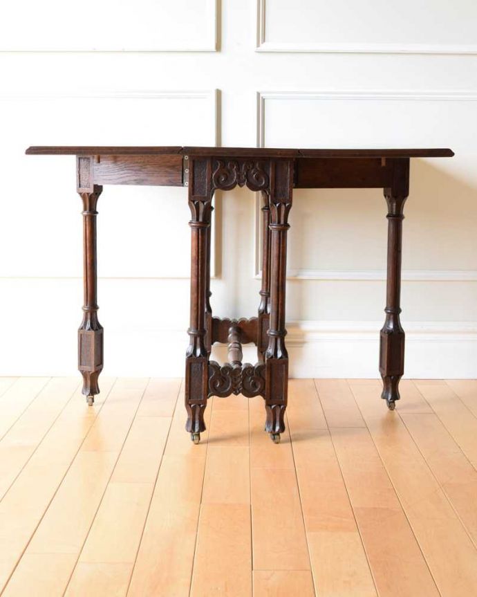 アンティーク家具 見事な彫刻が美しいイギリスで見つけた、アンティークゲートレッグテーブル。両方開けば大きなサイズゲートレッグテーブルはゲートが開くように作られた脚のデザインも印象的。(q-1764-f)