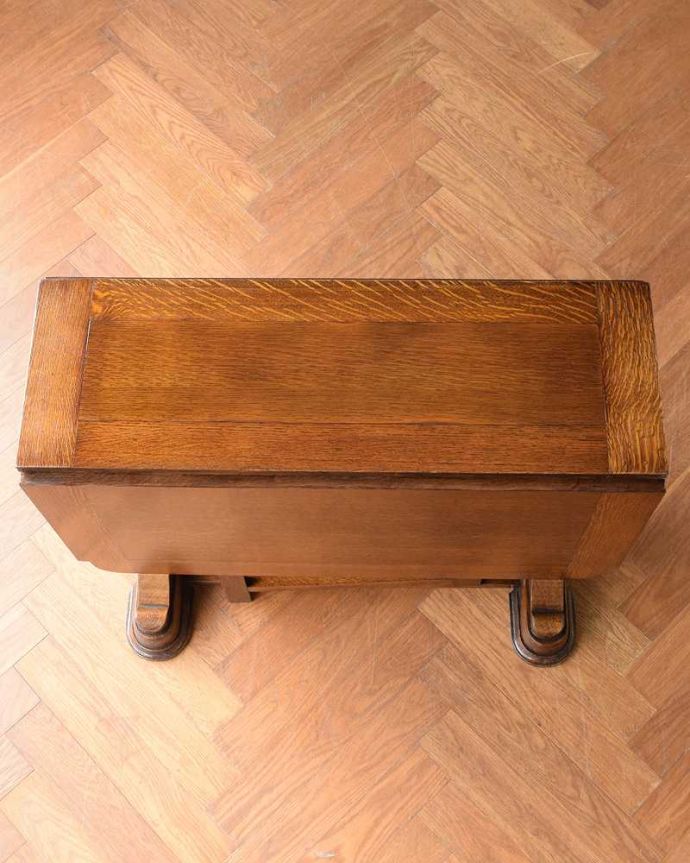 アンティークのテーブル　アンティーク家具　英国アンティーク家具、重厚なバルボスレッグが美しいアンティークゲートレッグテーブル。畳むとこんなにスリムなサイズリーフを閉じた状態のテーブルを上から見るとこんな感じ。(q-1766-f)