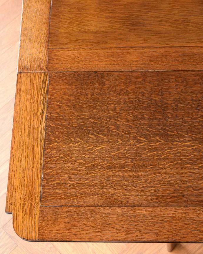 アンティークのテーブル　アンティーク家具　英国アンティーク家具、重厚なバルボスレッグが美しいアンティークゲートレッグテーブル。近づいて見てみると･･･時間と手間暇を掛けて職人が丁寧にお直しした天板は、木目も美しいんです。(q-1766-f)