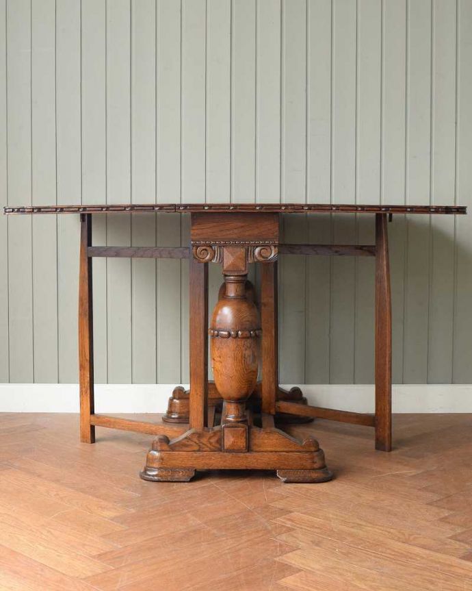 アンティークのテーブル　アンティーク家具　英国アンティーク家具、重厚なバルボスレッグが美しいアンティークゲートレッグテーブル。両方開けば大きなサイズゲートレッグテーブルはゲートが開くように作られた脚のデザインも印象的。(q-1766-f)