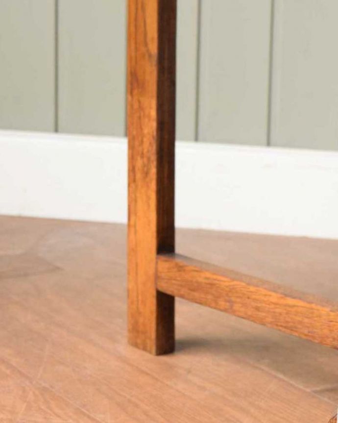 アンティークのテーブル　アンティーク家具　英国アンティーク家具、重厚なバルボスレッグが美しいアンティークゲートレッグテーブル。持ち上げなくても移動できます！Handleのアンティークは、脚の裏にフェルトキーパーをお付けしていますので、持ち上げなくても床を滑らせて移動させることが出来ます。(q-1766-f)