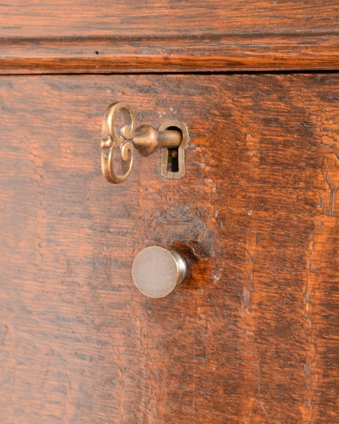 ビューロー　アンティーク家具　本棚とビューローがセットになった、英国のアンティークサイドバイサイド。鍵を使って開けてみましょうアンティークの鍵が一つ付いています。(q-1767-f)