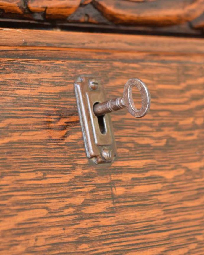 ビューロー　アンティーク家具　イギリスで見つけた便利なアンティーク家具、本棚とデスクが一つになったサイドバイサイド。鍵を使って開けてみましょうアンティークの鍵が一つ付いています。(q-1768-f)