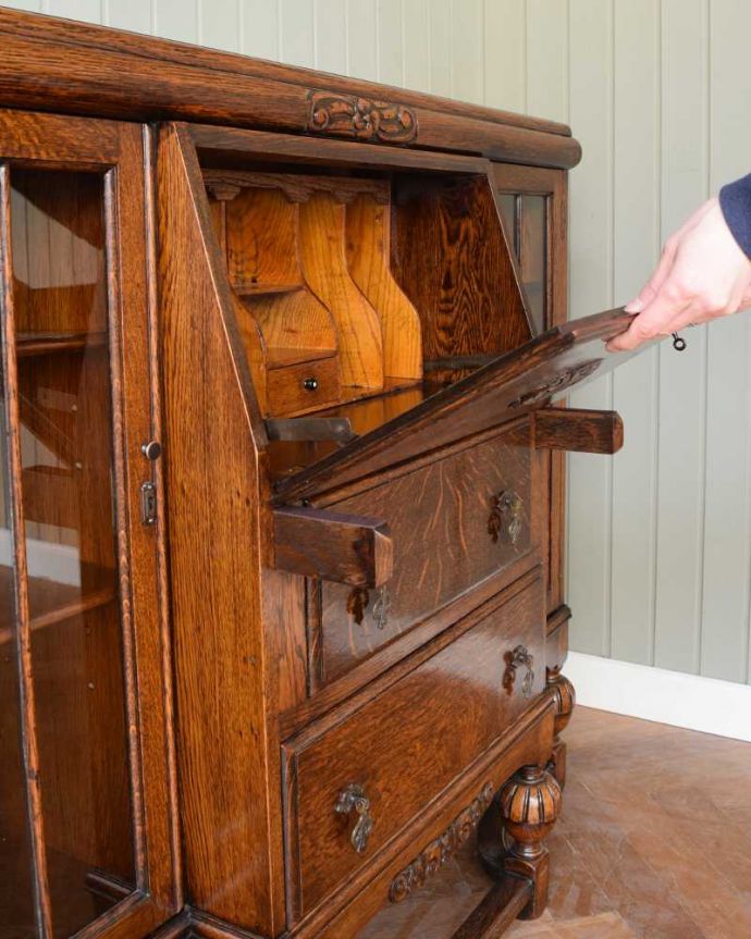 ビューロー　アンティーク家具　イギリスで見つけた便利なアンティーク家具、本棚とデスクが一つになったサイドバイサイド。あっという間にデスクに変身フラップ扉を前に倒すだけで、あっという間にデスクが登場！どんな場所でも使えるデスクです。(q-1768-f)