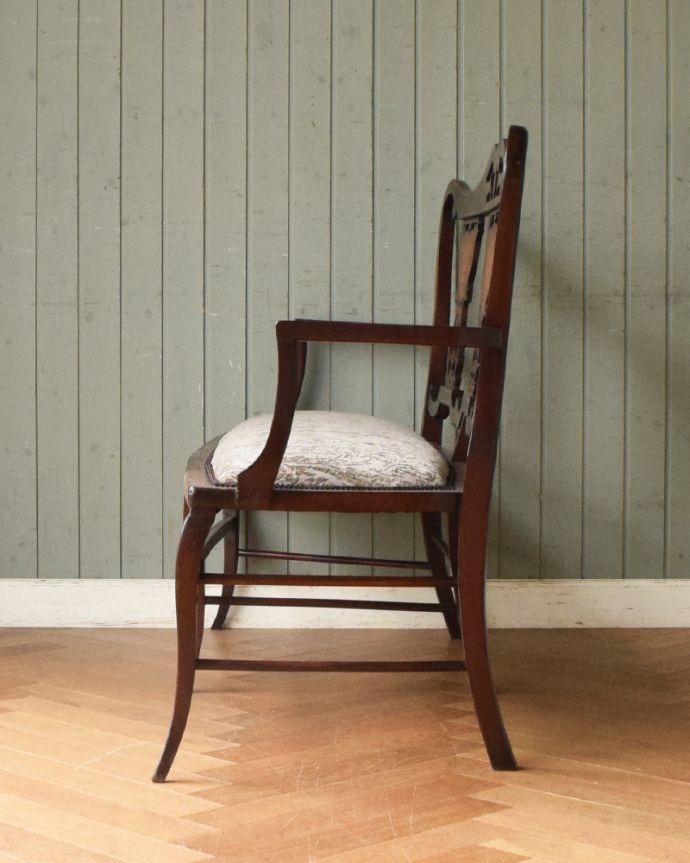 セティ・ソファ・ベンチ　アンティーク チェア　マホガニー材でできたセティ（ソファベンチ）、アンティークの英国椅子。横から見ても綺麗な装飾が楽しめます。(q-177-c)