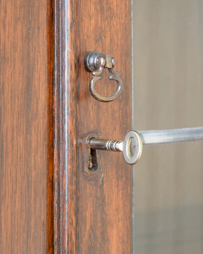 アンティークのキャビネット　アンティーク家具　ステンドグラス入りの英国のアンティークブックケース（本棚） 。大切なものも収納出来ますおとぎ話に出てくるような可愛いアンティークの鍵が付いています。(q-1770-f)