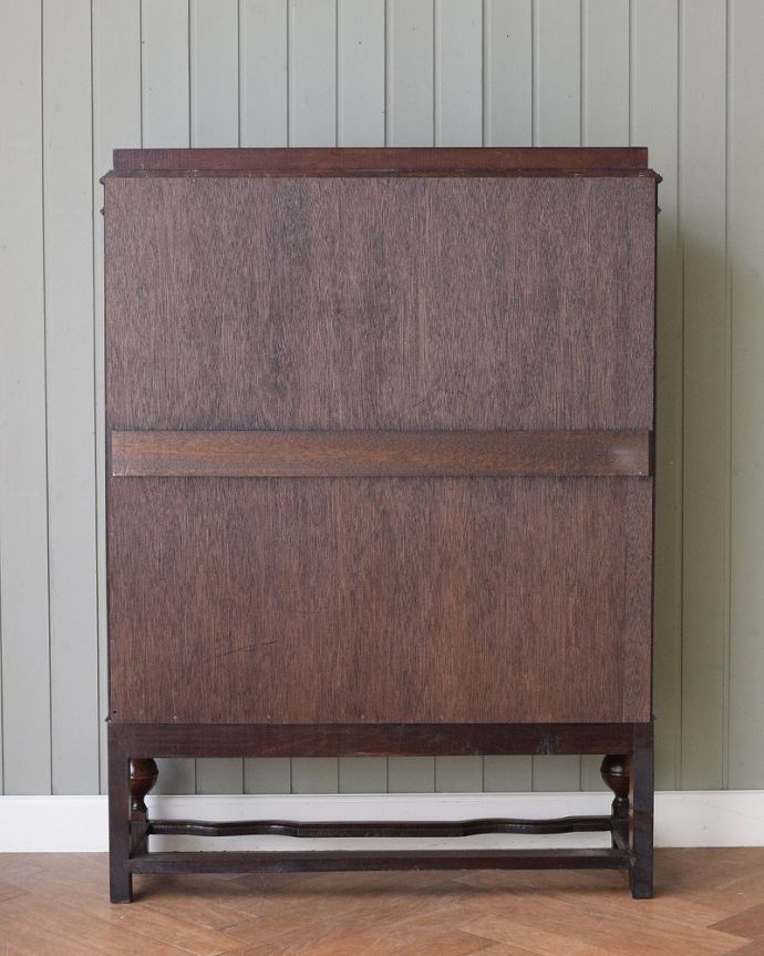 アンティークのキャビネット　アンティーク家具　ステンドグラス入りの英国のアンティークブックケース（本棚） 。後ろ姿もキレイです。(q-1770-f)