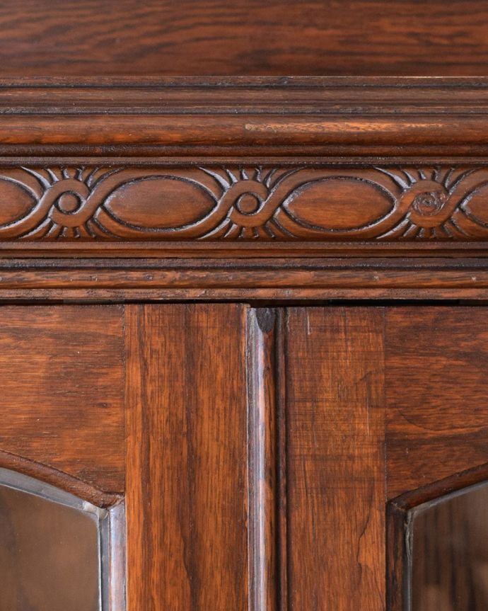 アンティークのキャビネット　アンティーク家具　ステンドグラス入りの英国のアンティークブックケース（本棚） 。惚れ惚れしちゃう美しさこんなに堅い無垢材に一体どうやって彫ったんだろう？と不思議になるくらい細かい彫にうっとりです。(q-1770-f)