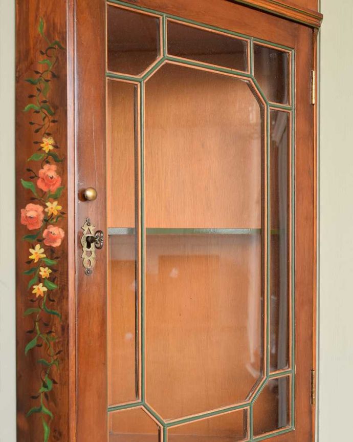 ウォールキャビネット　アンティーク家具　お花が描かれたアンティーク家具、お部屋の角を彩る壁付けのコーナーキャビネット。扉に描かれた模様の美しさガラスの扉に描かれた美しい木の模様。(q-1772-f)