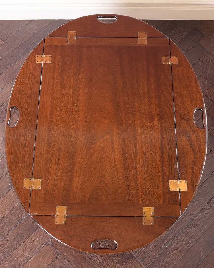 アンティークのテーブル　アンティーク家具　イギリスのアンティーク家具、伸張式コーヒーテーブル（バタフライテーブル）。天板を広げてみると･･･広げてみると、まるで違う家具のような形。(q-1773-f)