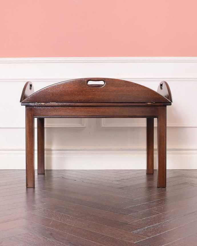 アンティークのテーブル　アンティーク家具　イギリスのアンティーク家具、伸張式コーヒーテーブル（バタフライテーブル）。閉じると･･･まるで違う家具のような雰囲気。(q-1773-f)