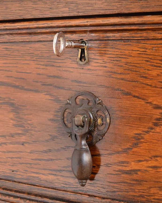アンティークのチェスト　アンティーク家具　アンティーク家具、アンティークの風格たっぷりな英国輸入の４段チェスト。アンティークらしい取っ手おとぎ話に出てくるような可愛いアンティークの鍵が付いています。(q-1775-f)