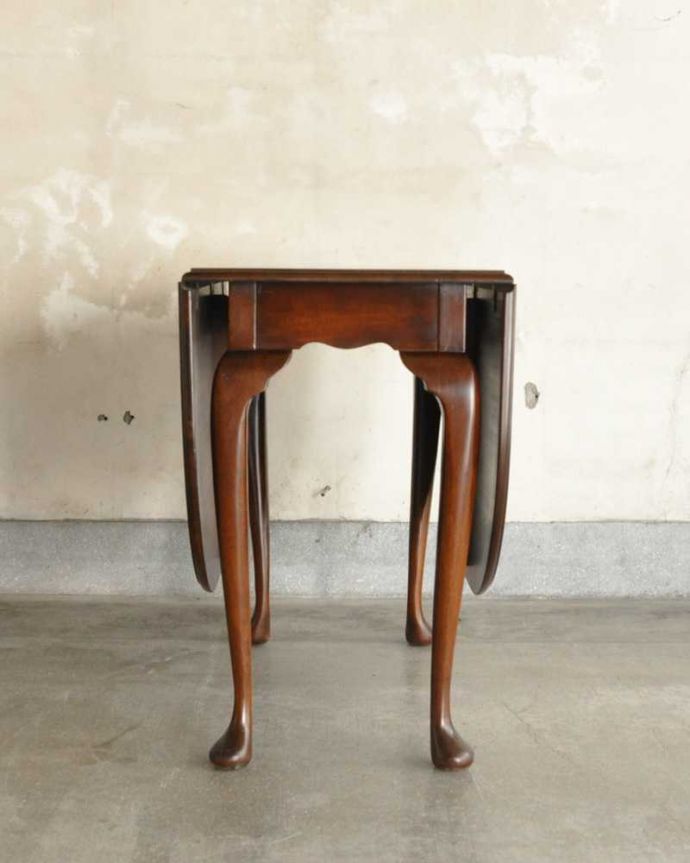 アンティーク家具 英国輸入のアンティーク家具、脚先の曲線まで美しいゲートレッグテーブル（伸張式テーブル） 。横から見てみると･･･リーフを畳めばとてもコンパクト。(q-1780-f)