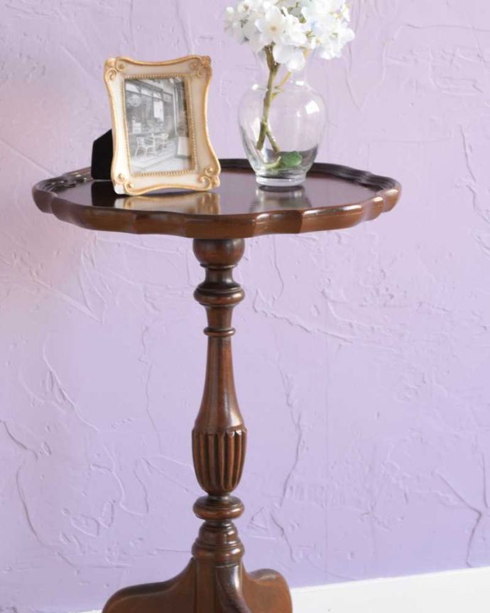 アンティークのテーブル　アンティーク家具　上から見た時のデザインがお花みたいで華やか、英国のアンティークワインテーブル。小さくてもアンティークの気品タップリ。(q-1783-f)