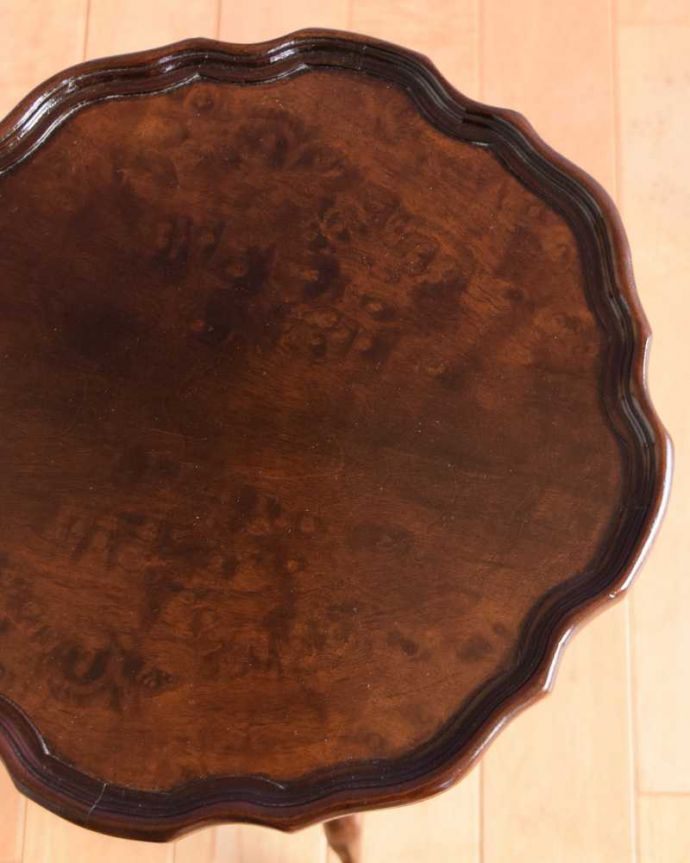 アンティークのテーブル　アンティーク家具　上から見た時のデザインがお花みたいで華やか、英国のアンティークワインテーブル。近づいて見てみると･･･天板の周りもアンティークらしく美しいデザイン。(q-1783-f)