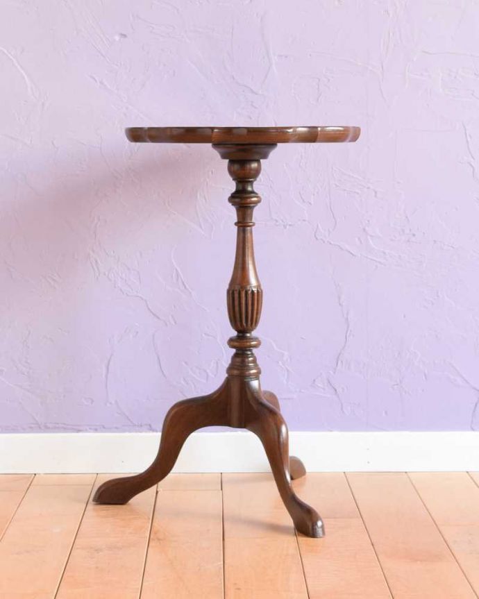 アンティークのテーブル　アンティーク家具　上から見た時のデザインがお花みたいで華やか、英国のアンティークワインテーブル。横から見ても優雅英国アンティークらしく横顔だって美しいんです。(q-1783-f)