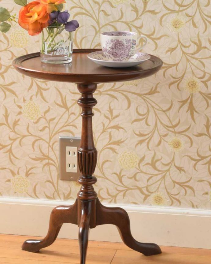 アンティークのテーブル　アンティーク家具　英国アンティーク家具、コンパクトなオケージョナルテーブル（ティーテーブル）。小さくてもアンティークの気品タップリ。(q-1784-f)