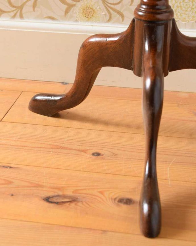 アンティークのテーブル　アンティーク家具　英国アンティーク家具、コンパクトなオケージョナルテーブル（ティーテーブル）。Handleの家具の脚の裏には･･･床にキズが付かないよう脚の裏にフェルトキーパーを付けてお届けしています。(q-1784-f)