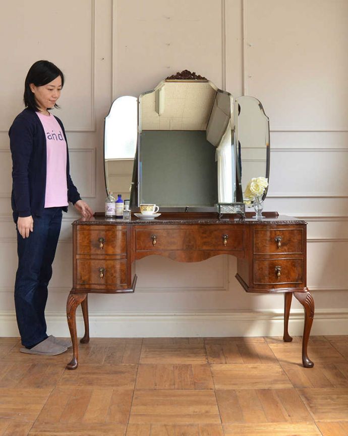 アンティークのドレッサー　アンティーク家具　三面鏡の英国から届いたアンティークドレッシングチェスト。大きな鏡を見る度に毎日が楽しくなるドレッシングチェストミラーが付いた女性のための家具ドレッシングチェスト。(q-1786-f)
