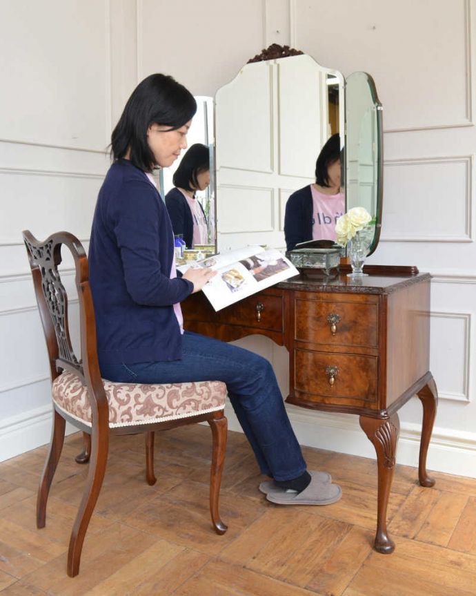 アンティークのドレッサー　アンティーク家具　三面鏡の英国から届いたアンティークドレッシングチェスト。自分だけの場所で過ごす自分だけの時間女性にとって特別な場所だから、ここに座っているだけでなんだかワクワクしちゃうんです。(q-1786-f)