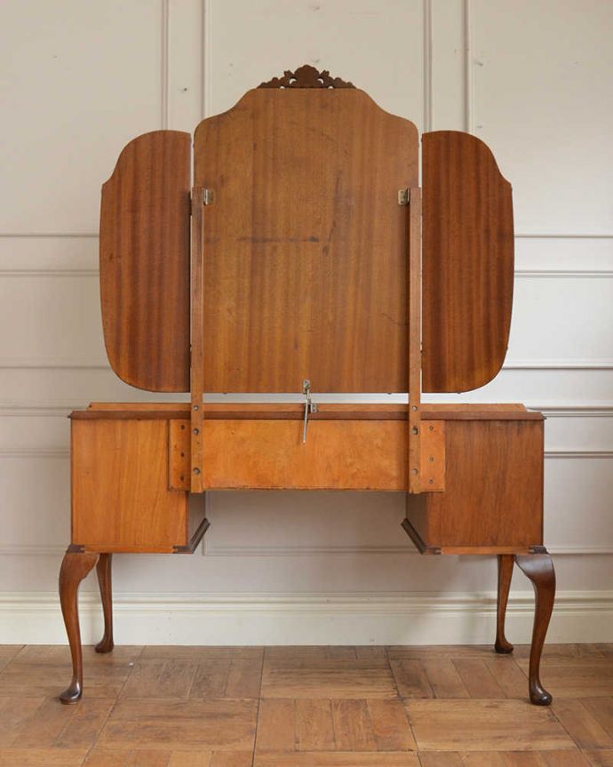 アンティークのドレッサー　アンティーク家具　三面鏡の英国から届いたアンティークドレッシングチェスト。もちろん、後ろ姿もキレイです。(q-1786-f)