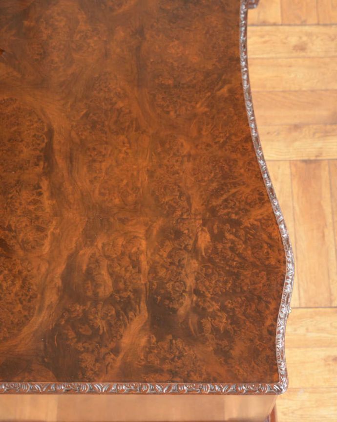 アンティークのドレッサー　アンティーク家具　三面鏡の英国から届いたアンティークドレッシングチェスト。天板の塗装もキレイ近づいてみると、ピッカピカでキレイに仕上げた天板の塗装。(q-1786-f)