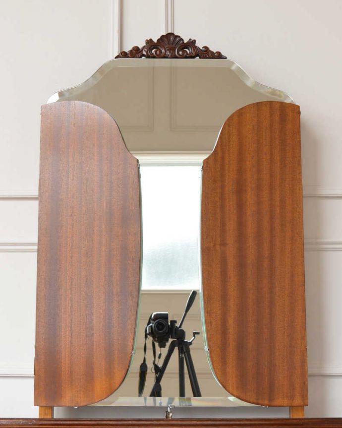 アンティークのドレッサー　アンティーク家具　三面鏡の英国から届いたアンティークドレッシングチェスト。日本人向けの三面鏡鏡が畳めるめずらしいデザイン。(q-1786-f)
