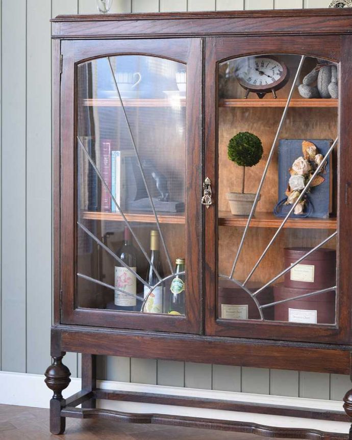アンティークのキャビネット　アンティーク家具　英国で見つけたブックケース、ケイム材でデザインされた美しいガラス扉のキャビネット。まずはステンドグラスを楽しみましょう現代のように機械が発達していない時代に作られたステンドグラス。(q-1787-f)