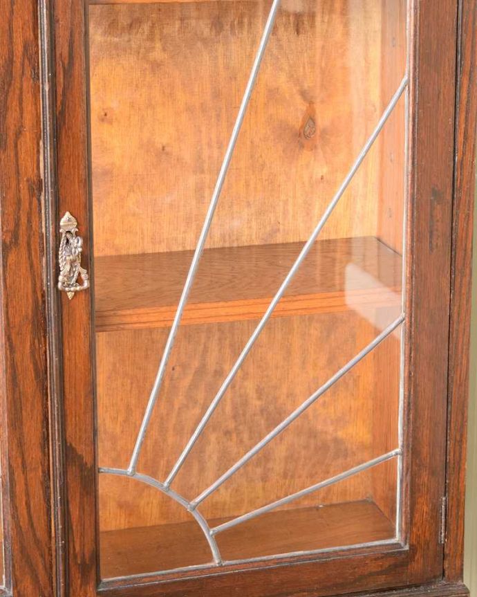 アンティークのキャビネット　アンティーク家具　英国で見つけたブックケース、ケイム材でデザインされた美しいガラス扉のキャビネット。アンティークのガラスの美しさガラスも古いアンティークのステンドグラスは独特の雰囲気が魅力。(q-1787-f)