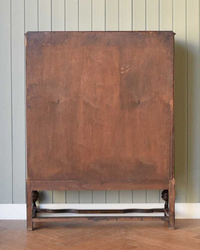 アンティークのキャビネット　アンティーク家具　英国で見つけたブックケース、ケイム材でデザインされた美しいガラス扉のキャビネット。後ろ姿もキレイです。(q-1787-f)