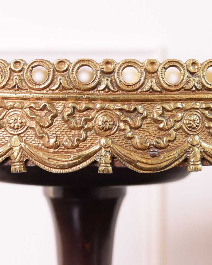 アンティークのテーブル　アンティーク家具　マホガニー材のアンティーク英国家具、ゴールドの縁のワインテーブル。うっとりする美しさアンティークだから手に入る美しい装飾。(q-1788-f)