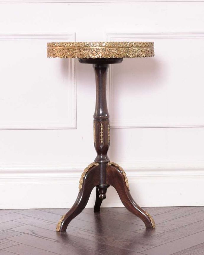 アンティークのテーブル　アンティーク家具　マホガニー材のアンティーク英国家具、ゴールドの縁のワインテーブル。横から見ても優雅英国アンティークらしく横顔だって美しいんです。(q-1788-f)